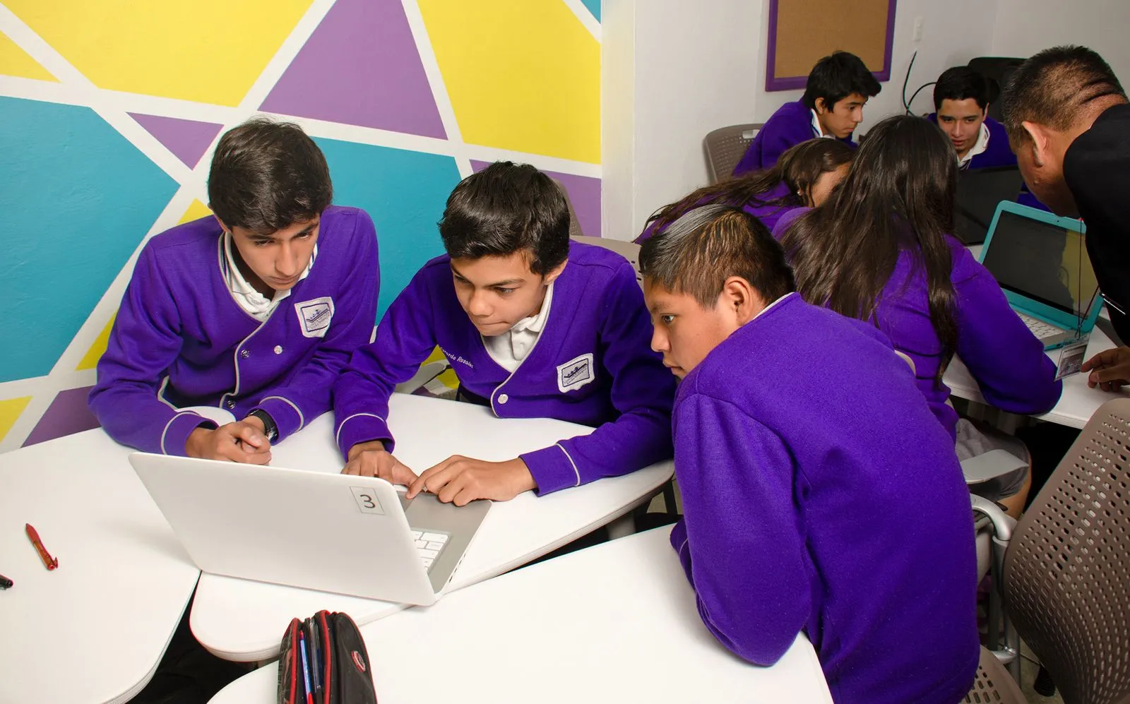 Alumno trabajando con tecnología en Colegio Banting